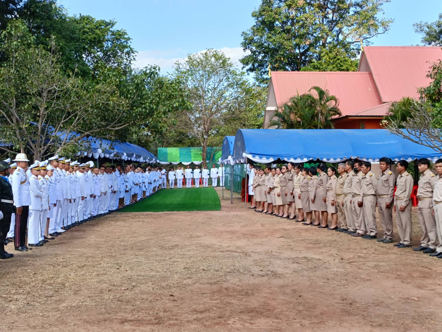 title - พระบาทสมเด็จพระเจ้าอยู่หัว พระราชทานน้ำหลวงอาบศพ และพวงมาลาพระราชทาน ไปวางที่หน้าหีบศพ พลทหารทิวตะวัน พลเยี่ยม วีรบุรุษผู้ปกป้องอธิปไตยชาติ